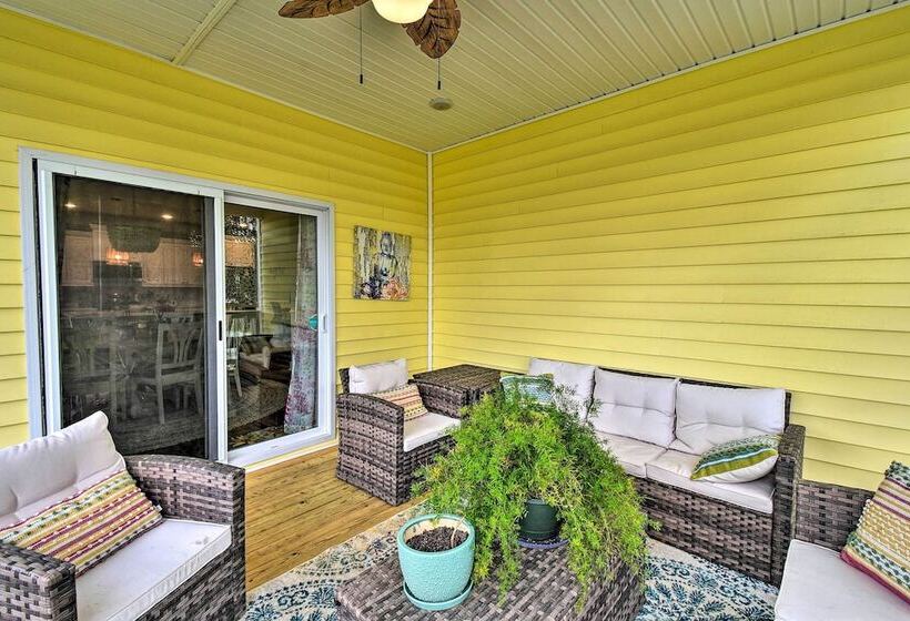 Norfolk Getaway W/ Yard, Bicycles, & Kayaks!