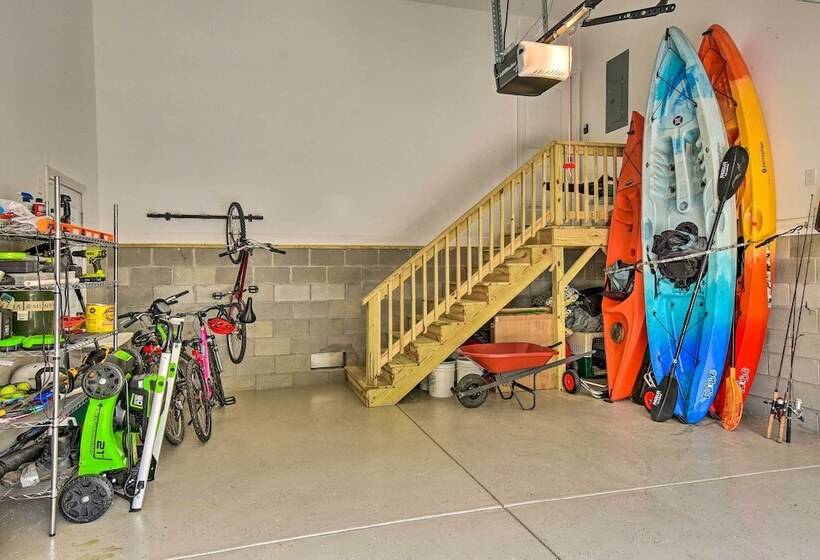 Norfolk Getaway W/ Yard, Bicycles, & Kayaks!