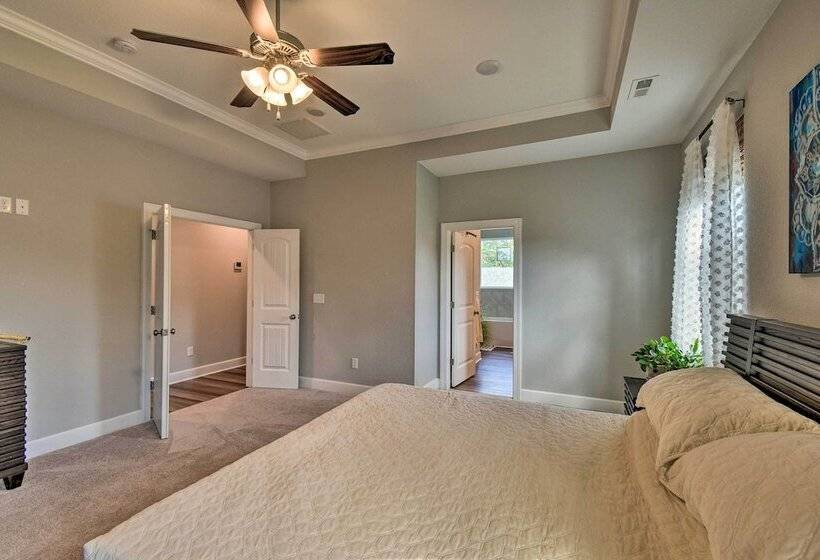 Norfolk Getaway W/ Yard, Bicycles, & Kayaks!