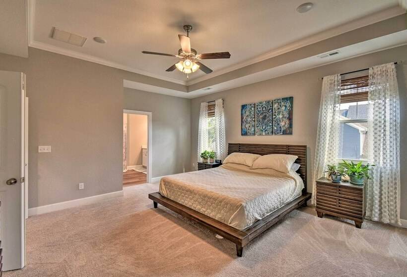 Norfolk Getaway W/ Yard, Bicycles, & Kayaks!