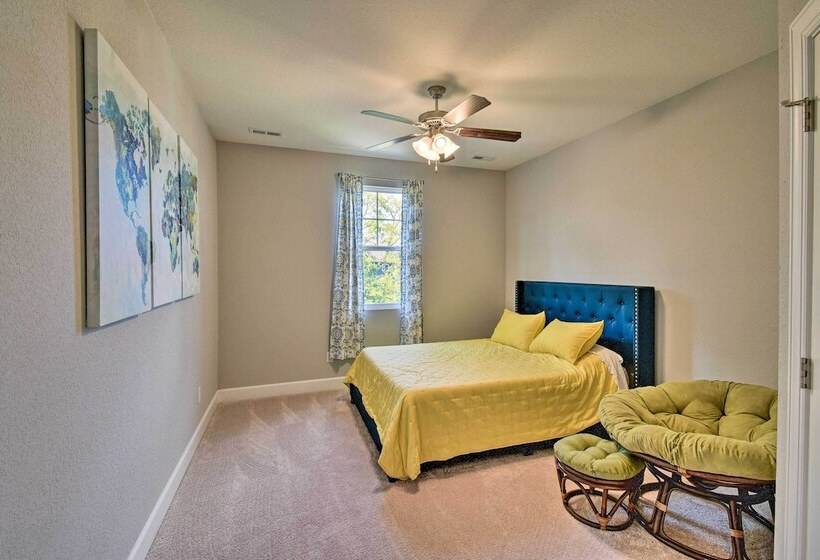 Norfolk Getaway W/ Yard, Bicycles, & Kayaks!