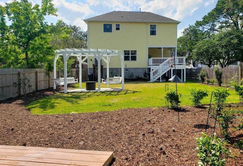 Norfolk Getaway W/ Yard, Bicycles, & Kayaks!