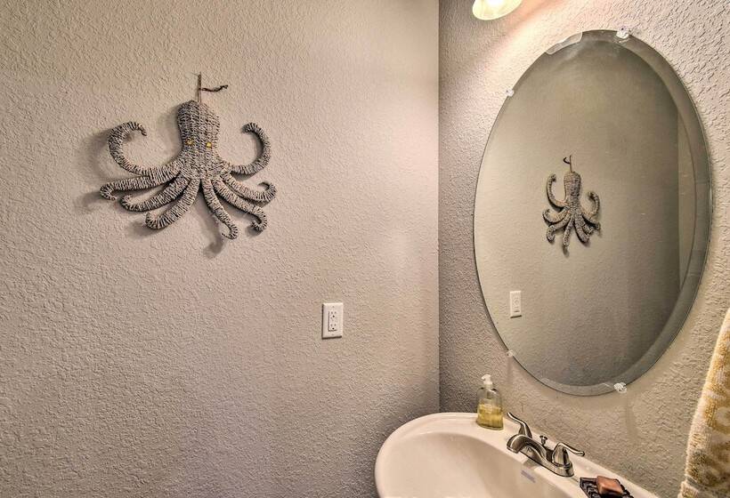 Norfolk Getaway W/ Yard, Bicycles, & Kayaks!