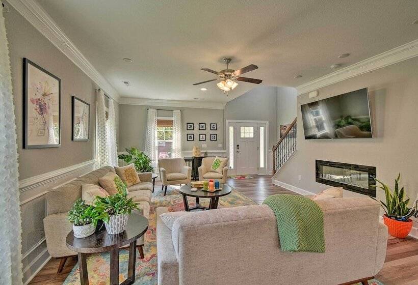 Norfolk Getaway W/ Yard, Bicycles, & Kayaks!