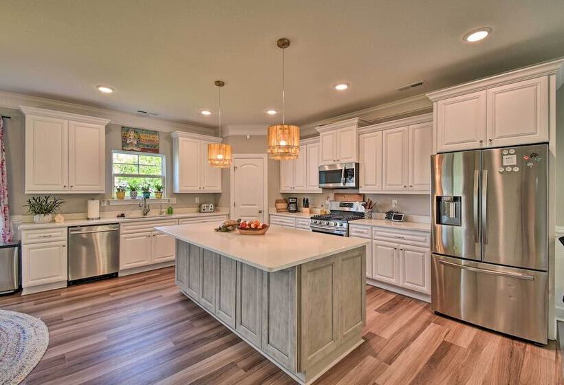 Norfolk Getaway W/ Yard, Bicycles, & Kayaks!