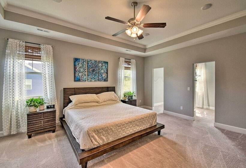 Norfolk Getaway W/ Yard, Bicycles, & Kayaks!