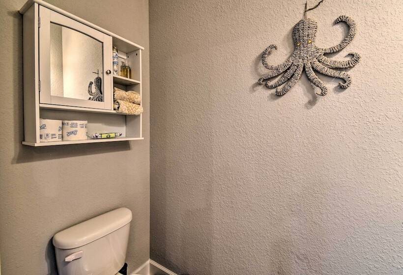 Norfolk Getaway W/ Yard, Bicycles, & Kayaks!