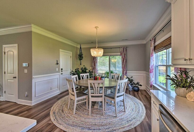 Norfolk Getaway W/ Yard, Bicycles, & Kayaks!