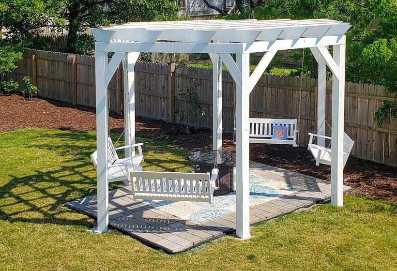 Norfolk Getaway W/ Yard, Bicycles, & Kayaks!