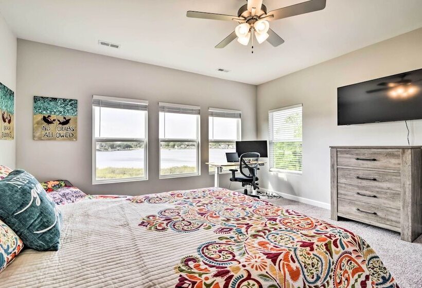 Waterfront Paradise W/ Deck ~ 1/2 Mi To Beach