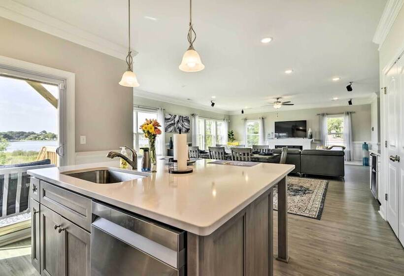 Waterfront Paradise W/ Deck ~ 1/2 Mi To Beach