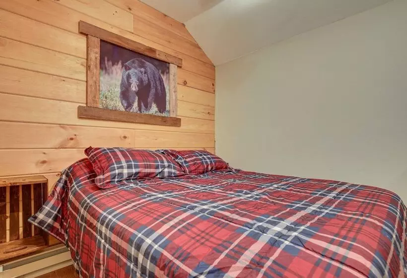 40 Acre, Off Grid Wakefield Retreat W/ Gas Grill!