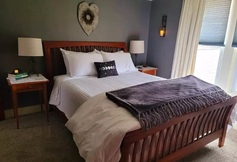 The Pause Bed & Breakfast