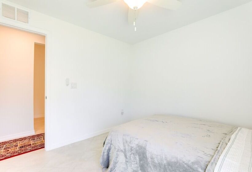 Bright Port Charlotte Home 2 Mi To Beach!