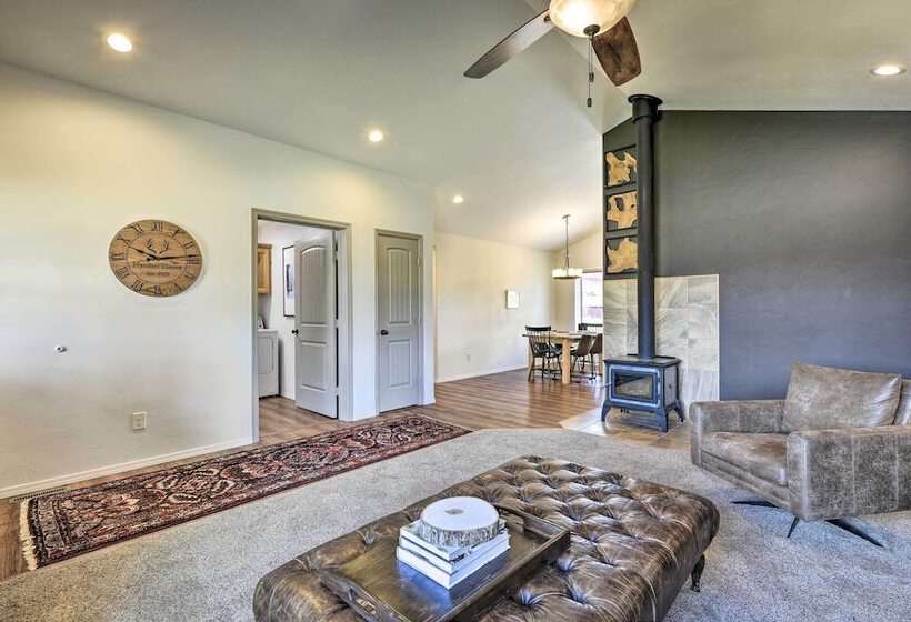 Cozy Designer Home W/ Gorgeous Mountain Views!