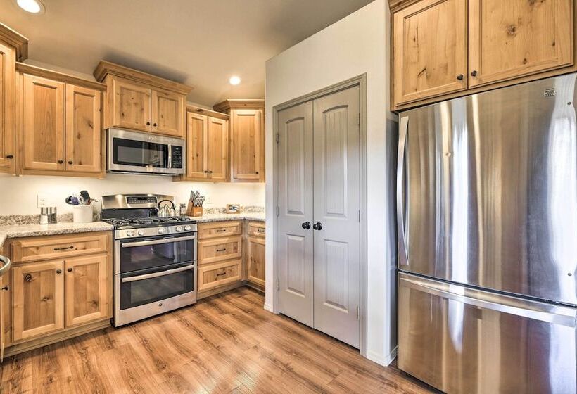 Cozy Designer Home W/ Gorgeous Mountain Views!