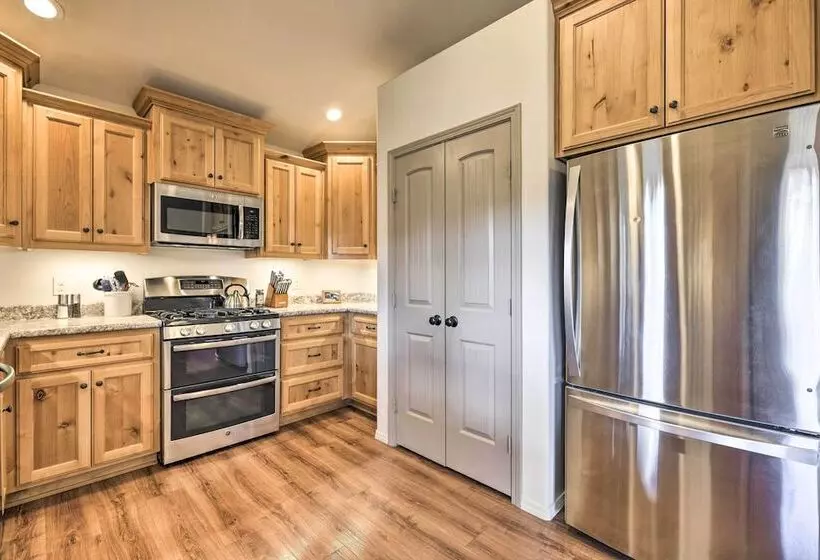 Cozy Designer Home W/ Gorgeous Mountain Views!