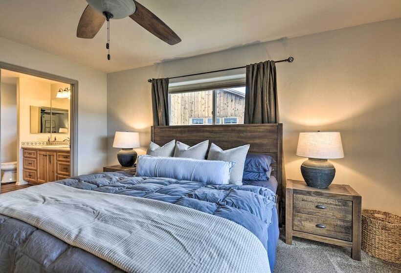 Cozy Designer Home W/ Gorgeous Mountain Views!