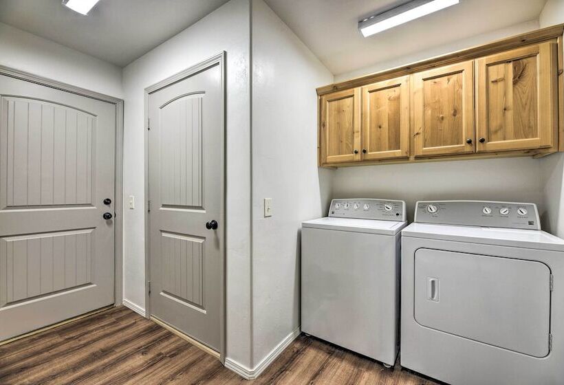 Cozy Designer Home W/ Gorgeous Mountain Views!