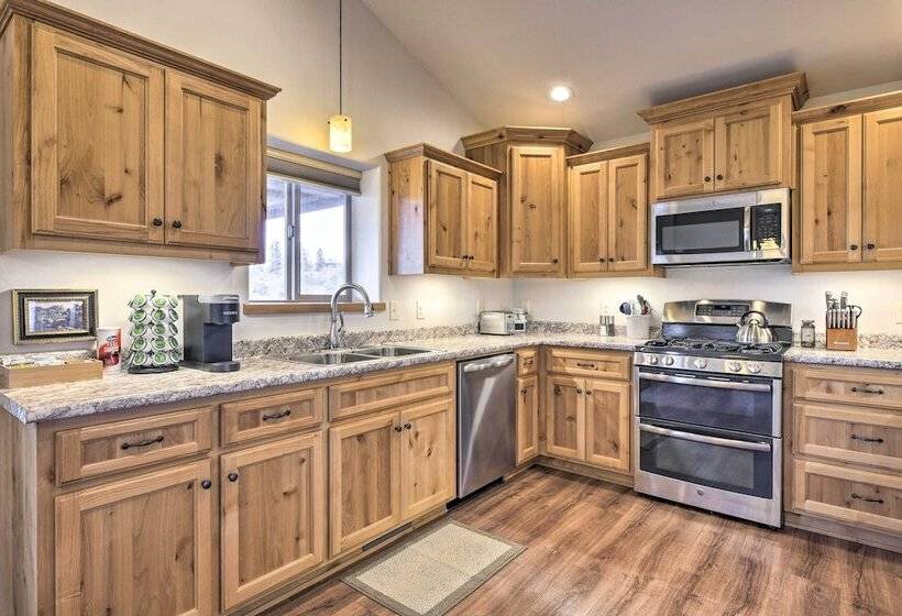 Cozy Designer Home W/ Gorgeous Mountain Views!