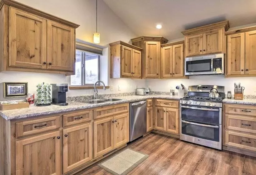 Cozy Designer Home W/ Gorgeous Mountain Views!