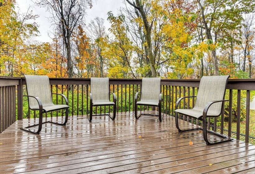 Cozy Ohio Home Deck, Arcade Games & Near Golfing