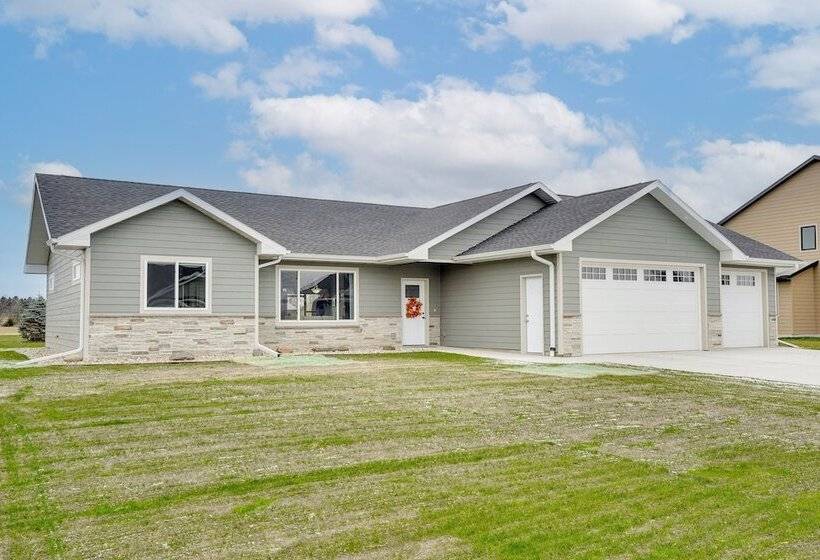 Family Friendly Brookings Home: 3 Mi To Downtown!