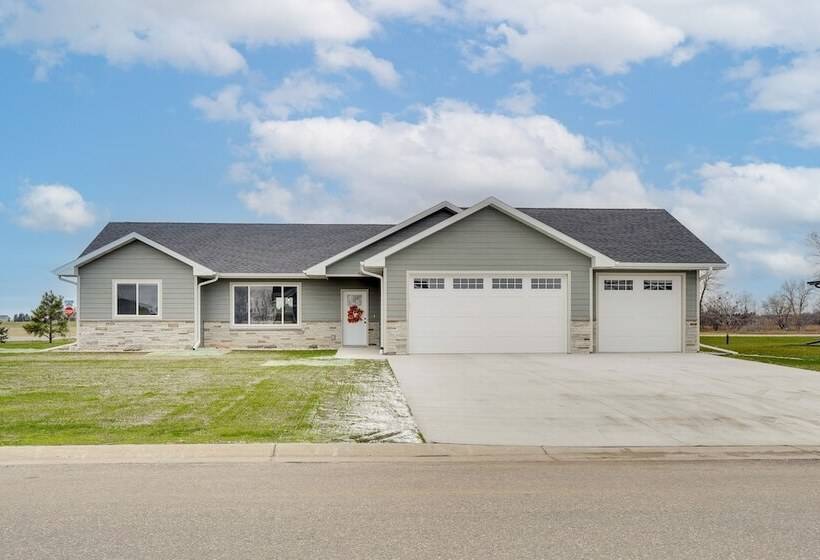 Family Friendly Brookings Home: 3 Mi To Downtown!