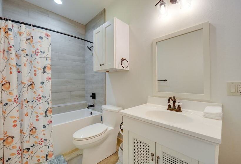 Hill Country Retreat: 100 Acre Ranch Near Wineries