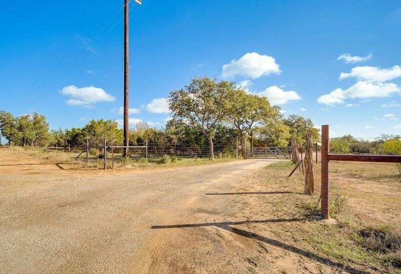 Hill Country Retreat: 100 Acre Ranch Near Wineries