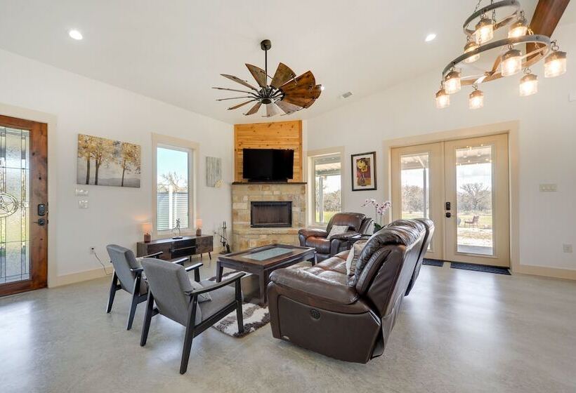 Hill Country Retreat: 100 Acre Ranch Near Wineries