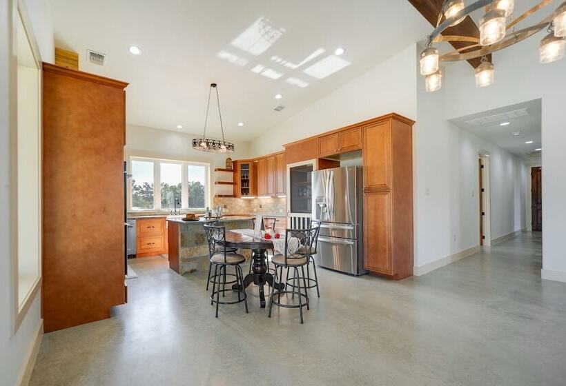 Hill Country Retreat: 100 Acre Ranch Near Wineries
