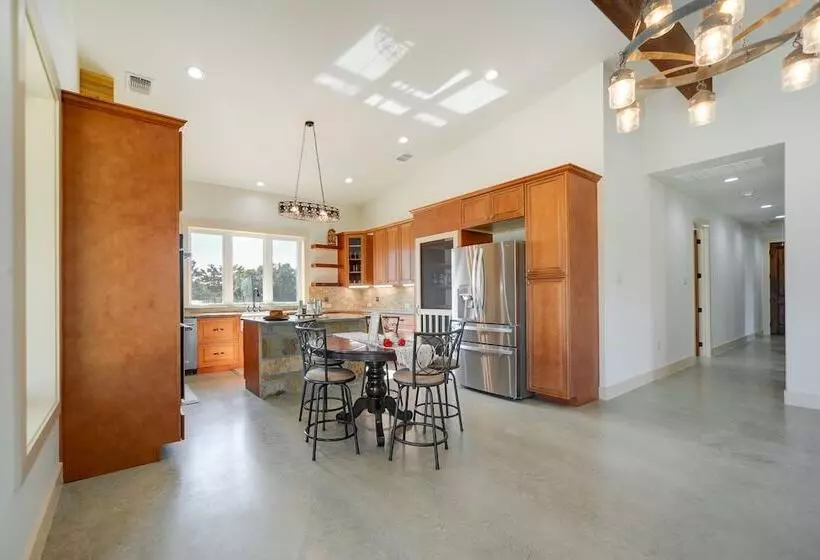 Hill Country Retreat: 100 Acre Ranch Near Wineries