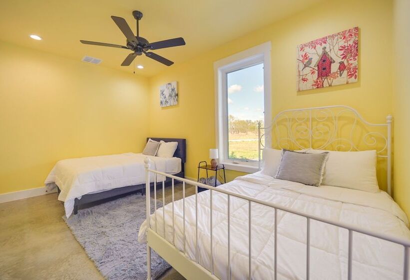 Hill Country Retreat: 100 Acre Ranch Near Wineries