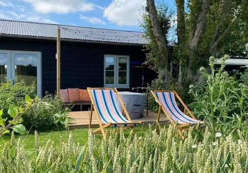 Impeccable 2 Bed Cottage Near Woodbridge