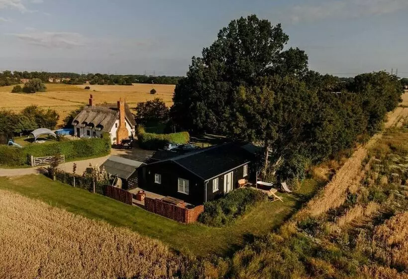 Impeccable 2 Bed Cottage Near Woodbridge