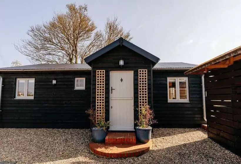 Impeccable 2 Bed Cottage Near Woodbridge