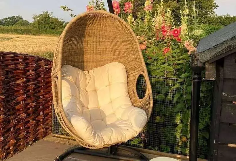 Impeccable 2 Bed Cottage Near Woodbridge