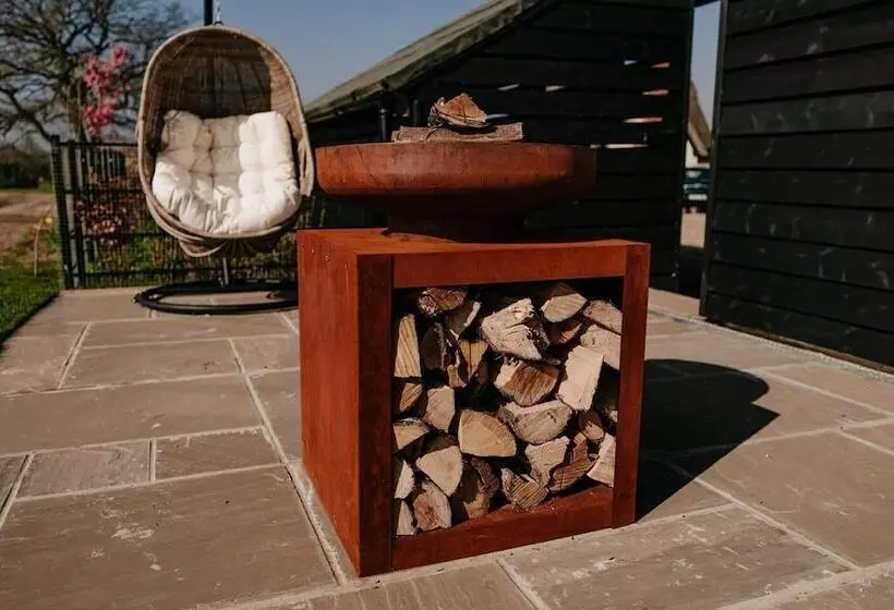 Impeccable 2 Bed Cottage Near Woodbridge