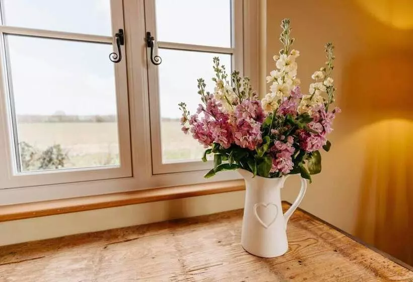 Impeccable 2 Bed Cottage Near Woodbridge