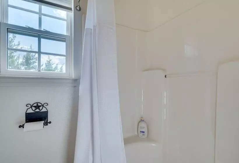 Jonestown Retreat W/ Deck: 6 Mi To Lake Travis!