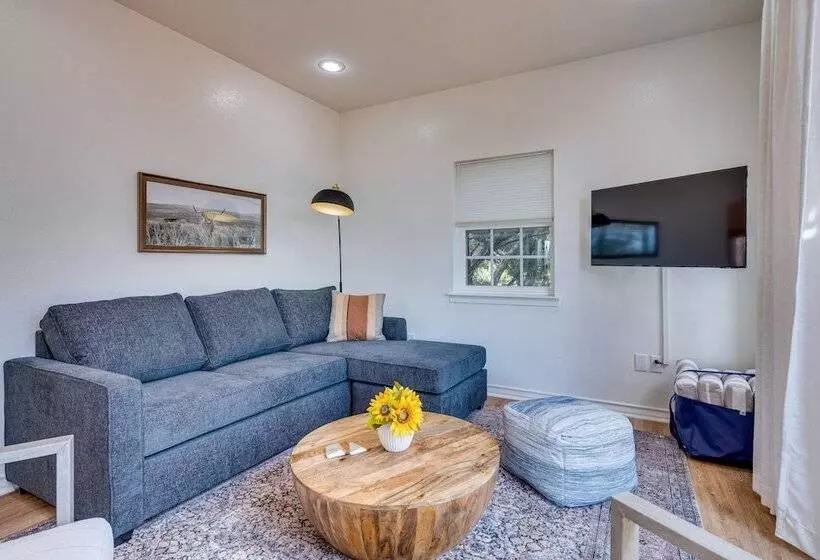 Jonestown Retreat W/ Deck: 6 Mi To Lake Travis!