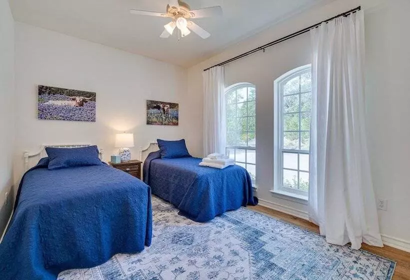 Jonestown Retreat W/ Deck: 6 Mi To Lake Travis!