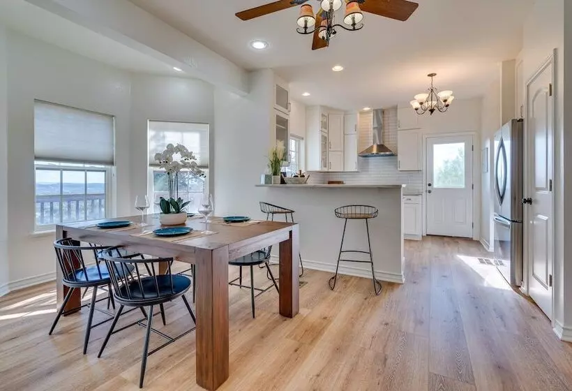 Jonestown Retreat W/ Deck: 6 Mi To Lake Travis!