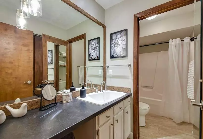 Large Home W/ Game Room, 4 Mi To Mississippi River