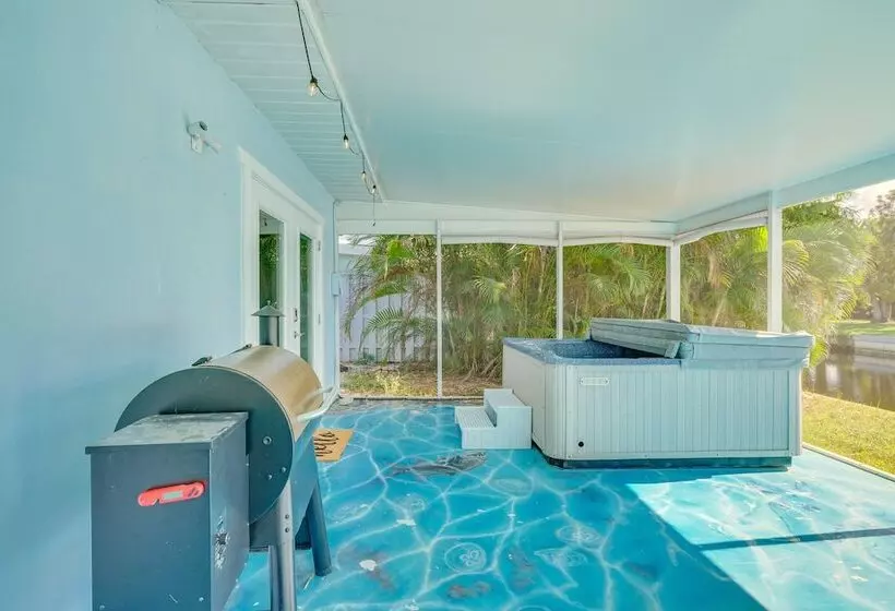 North Fort Myers Home W/ Hot Tub & Boat Dock
