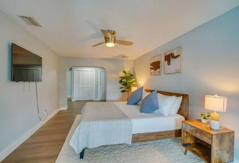 North Fort Myers Home W/ Hot Tub & Boat Dock