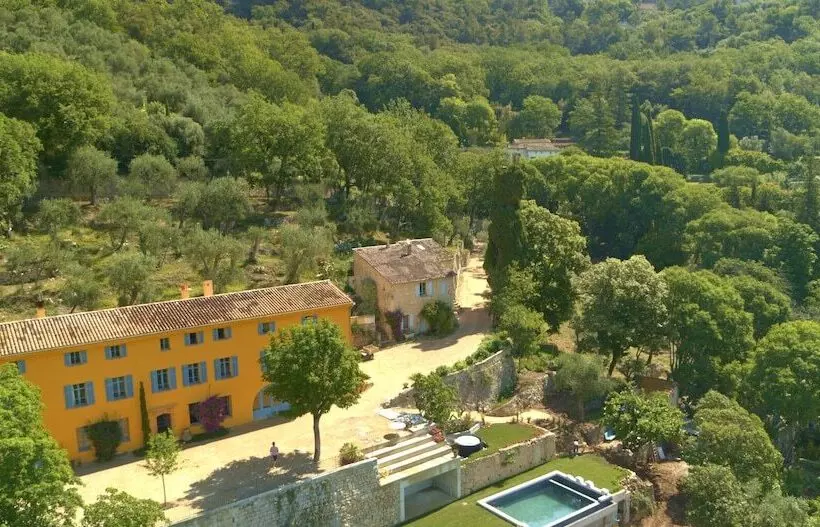 پانسیون Domaine De La Cascade Parfumée