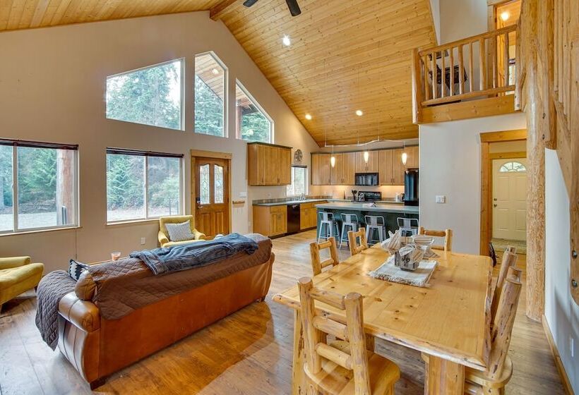 1 Mi To Lake Easton: Cabin W/ Fire Pit + Deck!
