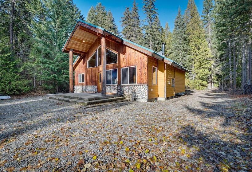 1 Mi To Lake Easton: Cabin W/ Fire Pit + Deck!